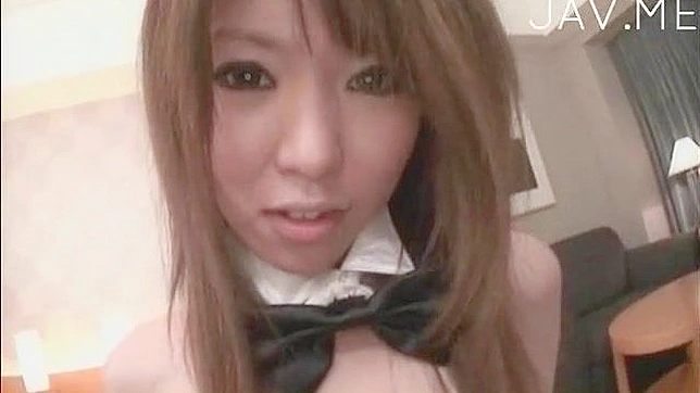 Mujer Guapa Engrilletada Separa Las Piernas Con Medias Negras