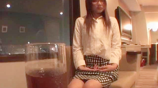Morena con gafas se traga un pene peludo y fuerte