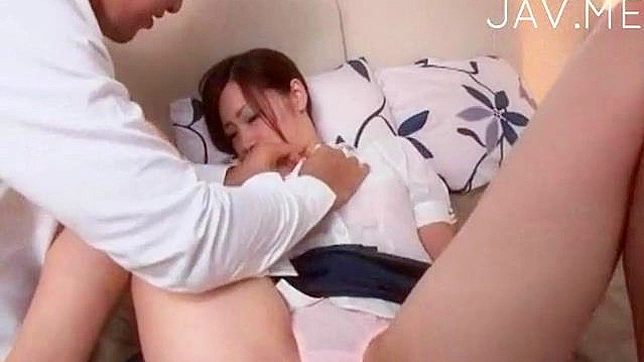 Hombre le quitó bragas y lamió su conchita húmeda