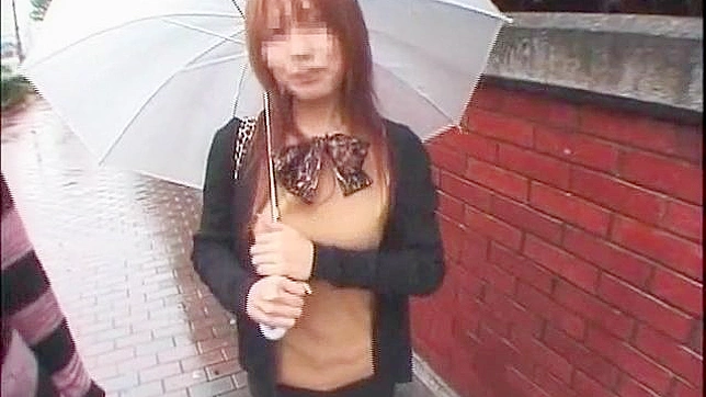 Chica de pelo rojo muestra sus tetas espectaculares