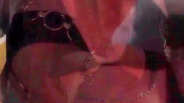 Dos hombres satisfacen los orificios de una chica insaciable