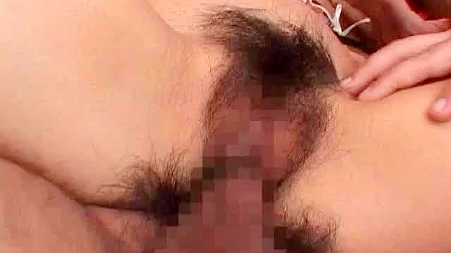 Dos hombres follan la boca y el coño peludo de la chica