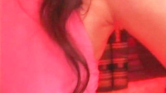 Dos hombres follan a una chica con tetas jugosas