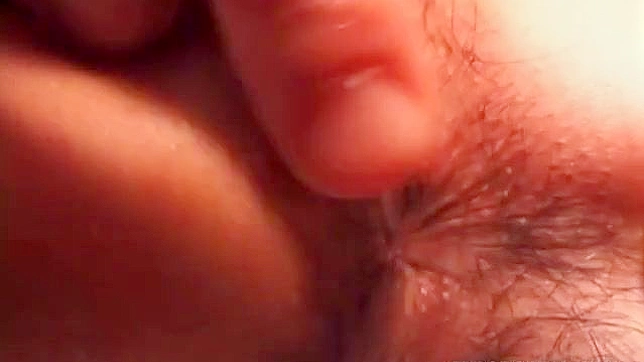 masturba con pasión el coño peludo y húmedo de su novia