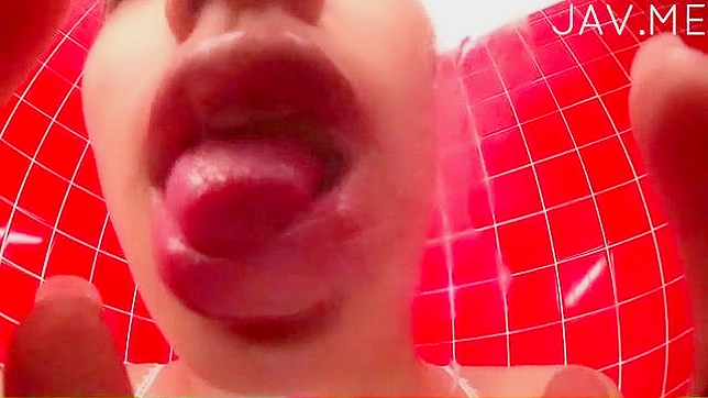 Chica sexy juega con sus ricas tetas bajo la ducha