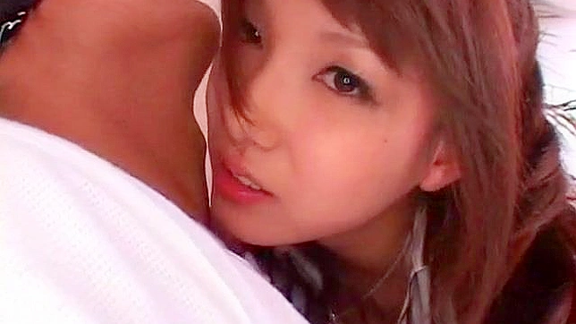 Dos hombres y una belleza disfrutan del sexo oral