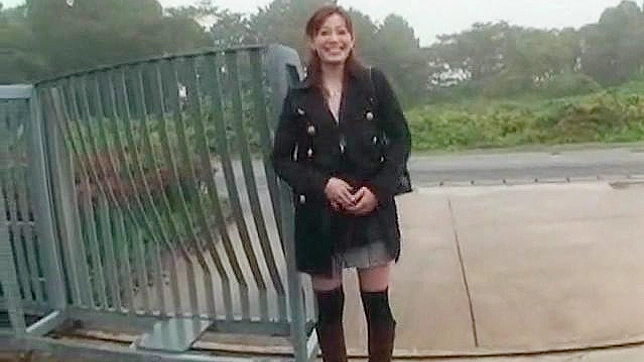 Chica asiática se masturba en el coche