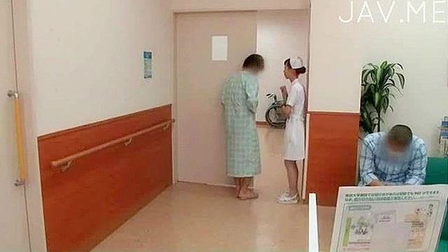 Enfermera Preocupada se Quitó las Bragas y Chupó el Pene del Paciente