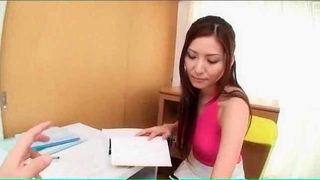 Asia chupa la polla del jefe bajo el escritorio