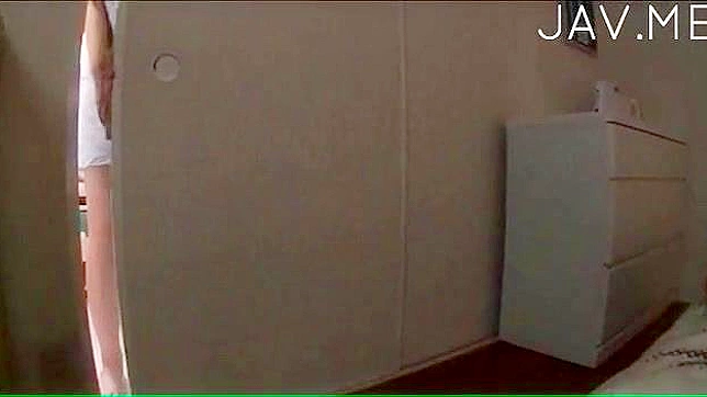Morena chupando profesionalmente una polla gorda