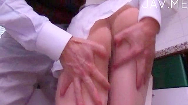 Hombre Mayor Masturba Coño de Joven con Juguetes Sexuales