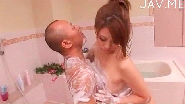 Chica Caliente Enjabona Tetas y Masturba Polla