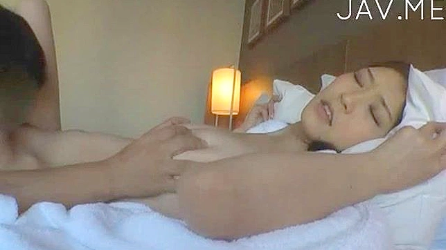 Morena da una profunda mamada en un hotel al