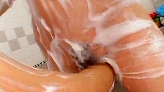 Bella se frota el cuerpo y salta al pene con deseo