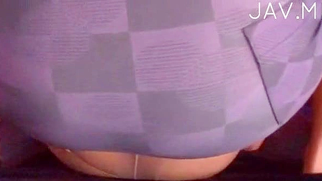 Bella delgada con tetas pequeñas recibe una buena estimulación vaginal
