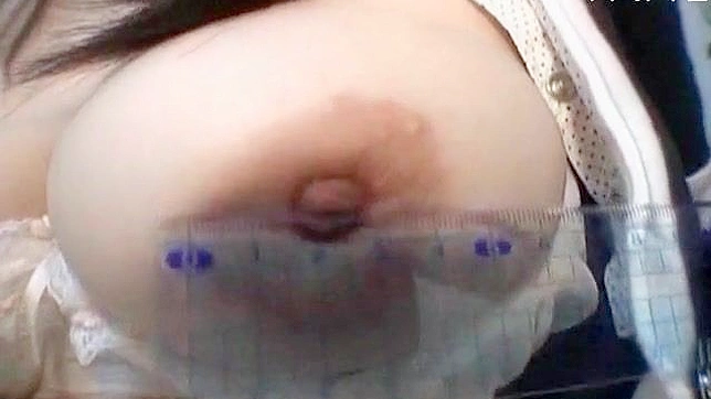 Joven Amateur Con Grandes Tetas Disfruta El Cálido Dedo En Su Coño