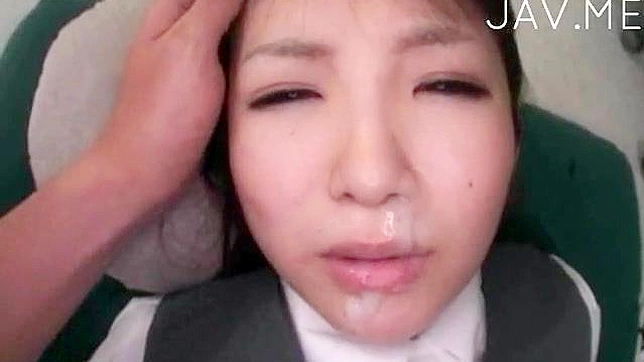 Chica Atractiva Chupa y Folla Antes de Recibir Un Facial Ardiente