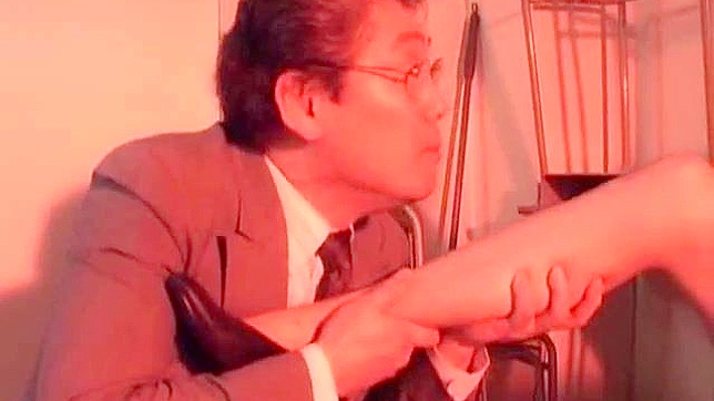 Chica sorprende al profesor con una gran follada explosiva
