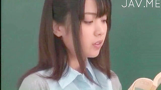 Chica Japonesa Da Cálida Mamada y Traga Un Gran Gatillo