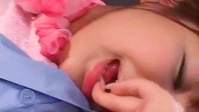 Chica Japonesa Estimulando Coño Con Juguete Y Dedos