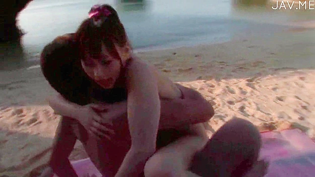 Chica Asia de Cabello Rojo Mamando y follando en la playa