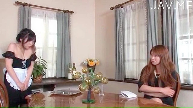 Chica Asia entrega su conchita húmeda y caliente