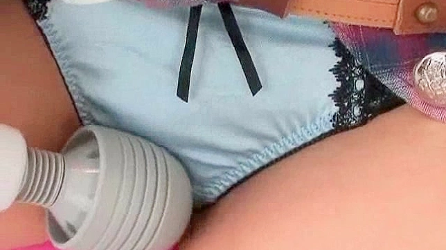 Adorable Japonesita Recibe Juguetes Sexuales En Su Conchita