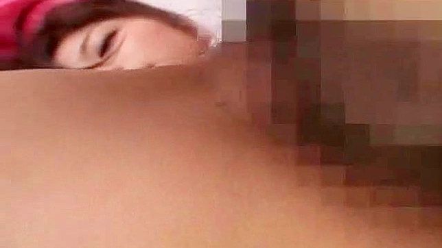 Diosa asiática cabalga con lascivia una polla dura