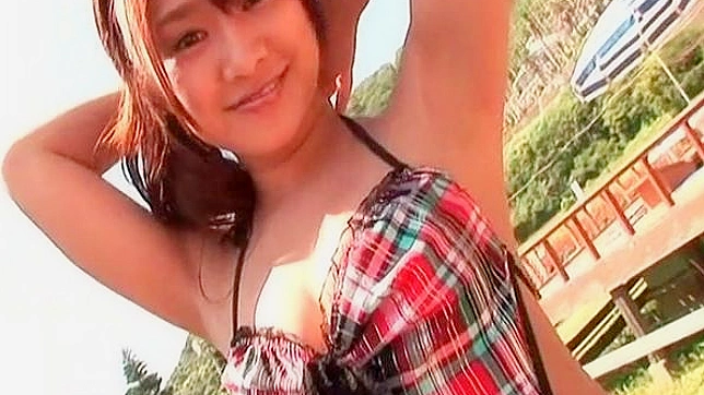 Posando al Aire Libre Solo por Caliente en Disfraz Sexi