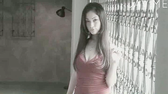 Muñeca con tetas adora poner sus labios asiáticos en este delicioso pene