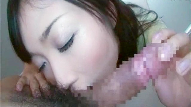Teen 18+ inocente y amateur da una mamada caliente al guapo