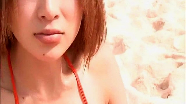 Muñeca con tetas enormes adora posar sus senos sexys al aire libre