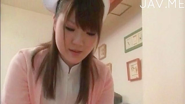 Enfermera Japonesa Tímida Cura con Masaje Sensual Ardiente