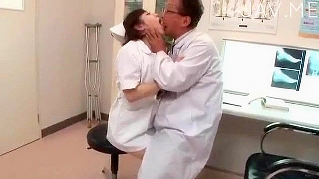 Enfermera Kyota disfruta mientras su paciente la taladra mojada
