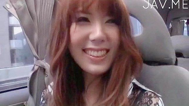 Chica Japonesa Amateur Recibe Juguetes Locos Dentro de un Coche