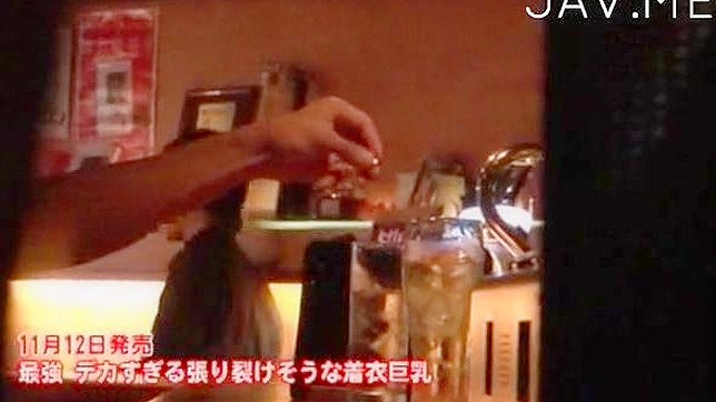 Chica Japonesa Caliente y traviesa se desnuda en el coche