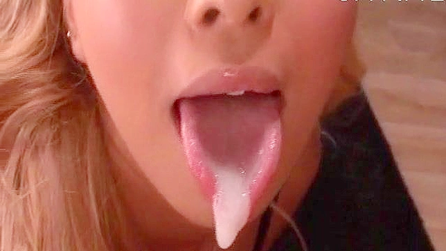 Teen 18+ Asia Rubia Fascina Cocos Con Su Boca Mojada Caliente