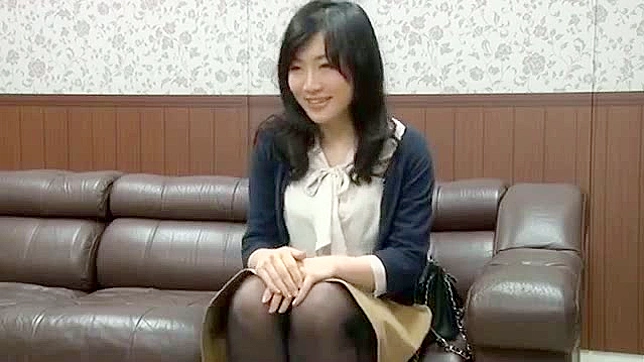 Skinny Japanese mature chick strips in order to get her pussy slammed