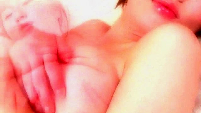 Chica Japonesa Desnuda y Bien Dotada Posando en Interiores Solita