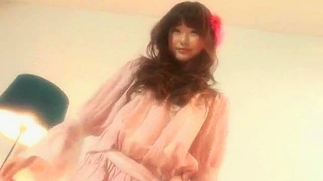 Chica Japonesa Pelirroja y Sucia Caminando Sola Afuera