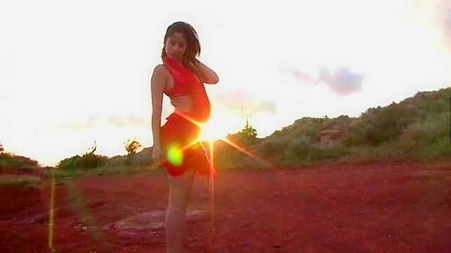 Chica asiática sexy en bikini mojada y caliente de deseo