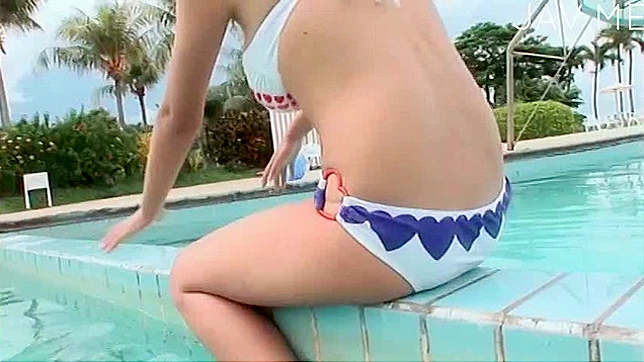 Salida Bajo La Lluvia Con Chica Asiática Hermosa En Bikini