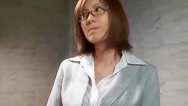Chica Asia con Lentes Rinde Su Conchita para Sexo Brutal
