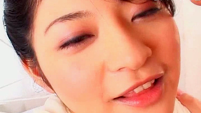 Dulce asiática sorprende con salvaje follada en tetas