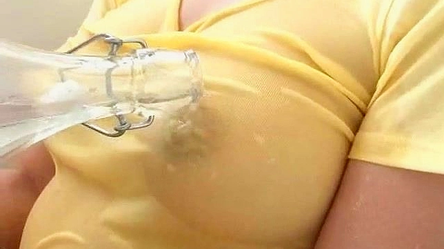 Chica asiática encantadora comparte sus tetas firmes y erectas
