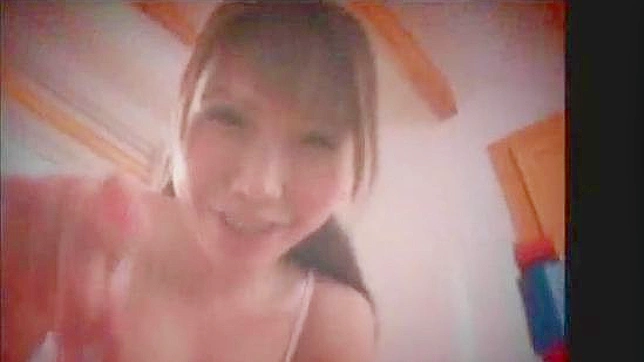 Chica Asiática Traviesa Sirve Gigantes Tetazos En La Cocina