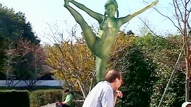 Video Público de Folla con Estatua Pintada