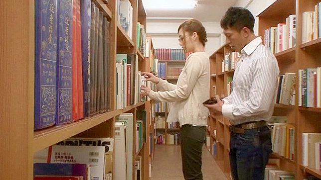 Esta Hermosa Bibliotecaria Quiere Borrar su Pasado Vídeo 24