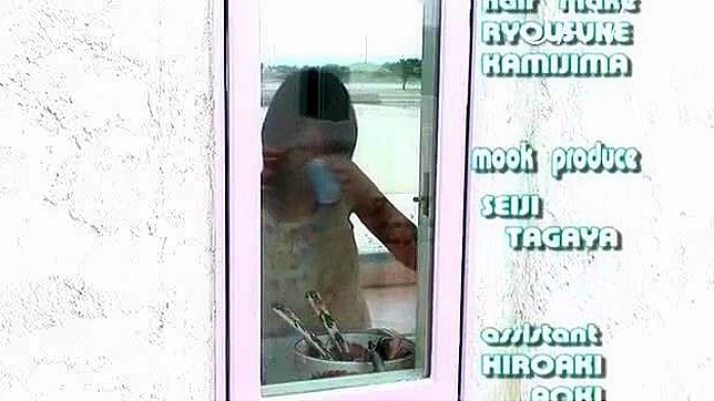 Joven actriz porno traviesa muestra su cuerpo