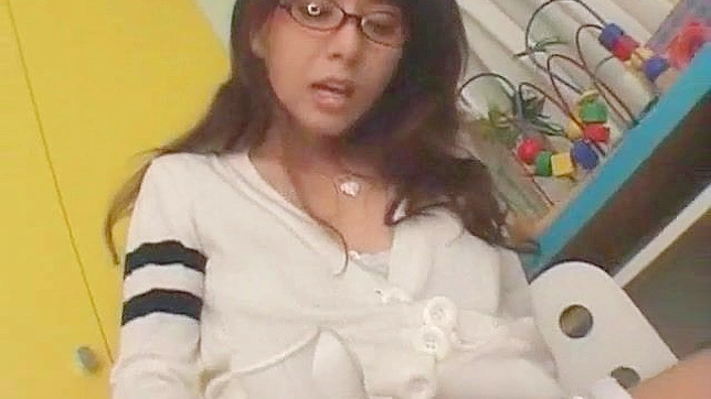 Japonesa Amateur Con Gafas Recibe Carga Facial Adentro